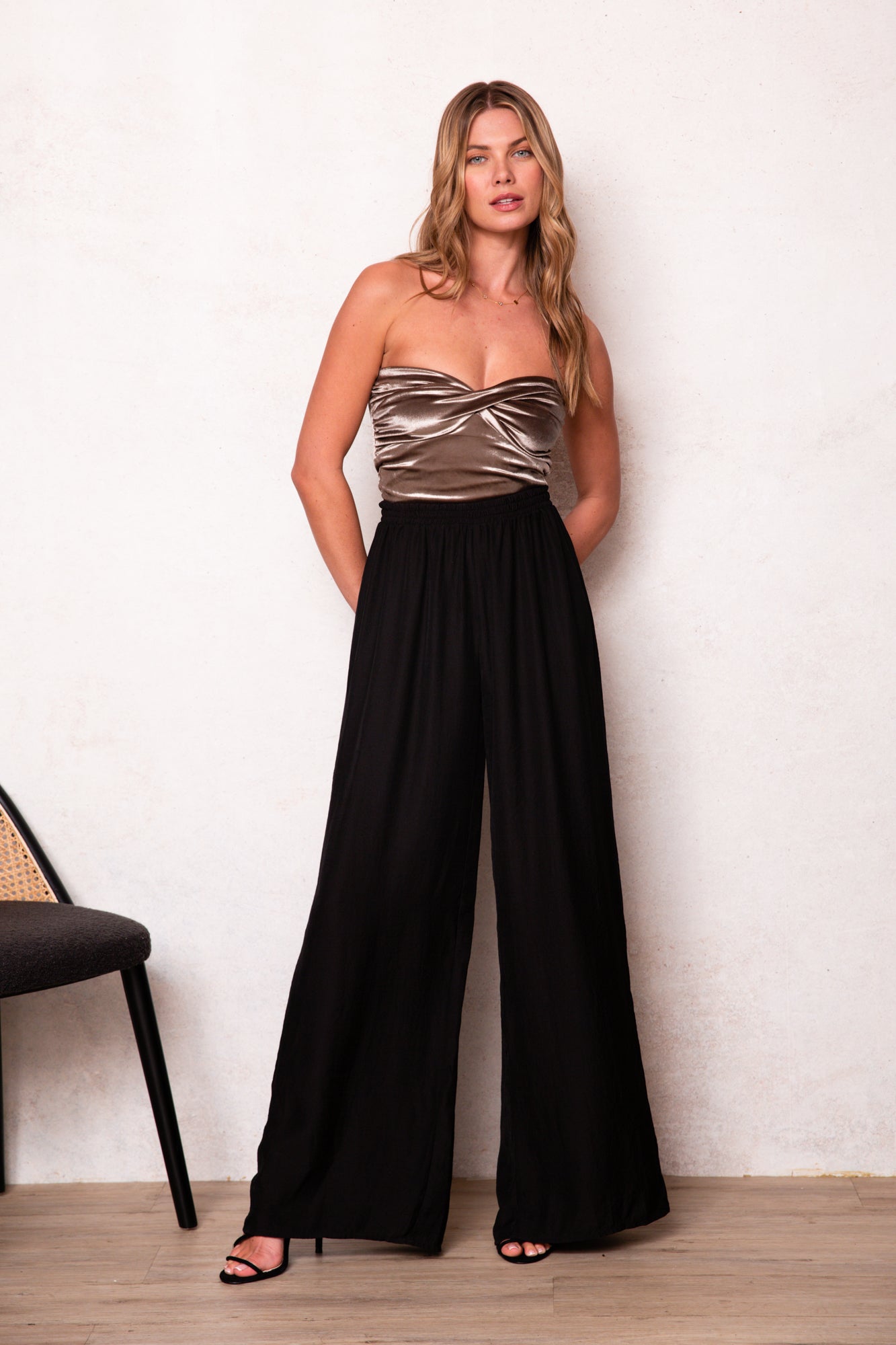 Fitted wide outlet leg trousers